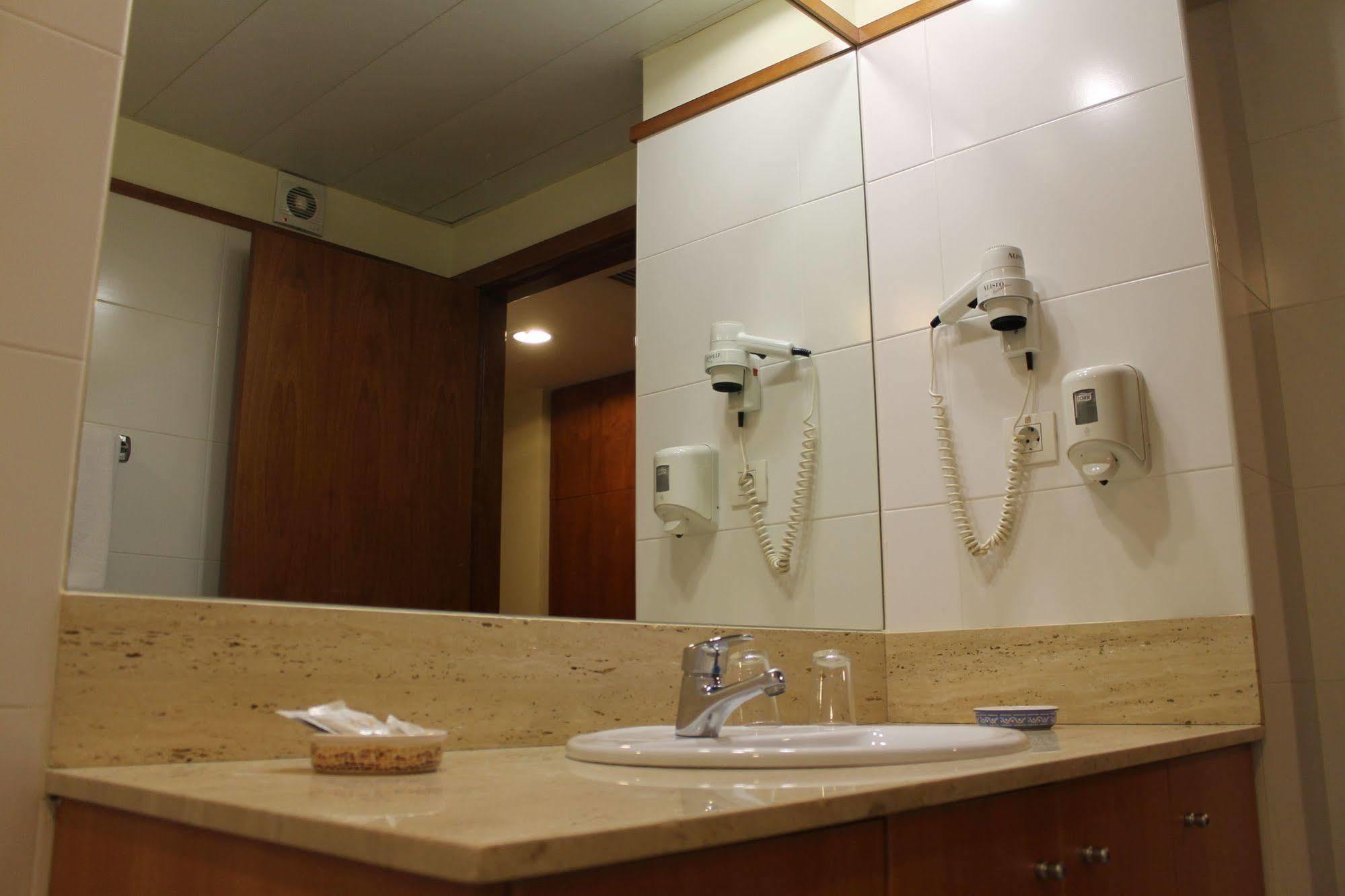 Hotel Flora Parc Castelldefels Dış mekan fotoğraf